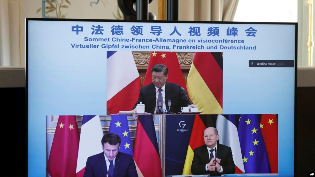 屏幕显示中国领导人习近平、法国总统马克龙和德国总理朔尔茨在视频会议上商讨乌克兰危机问题。（2022年3月8日）(photo:VOA)