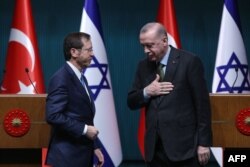 رجب طیب اردوغان و اسحاق هرتزوگ، روسای جمهوری اسرائیل و ترکیه، در جریان کنفرانس خبری مشترک در آنکارا، ترکیه. ٩ مارس ٢٠٢٢