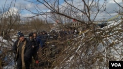 In Photos: Ukrainian Civilians Flee Irpin 