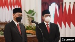 Kepala Otorita IKN Bambang Susantono (kiri) bersama dengan Wakil Kepala Otorita IKN Dhony Rahajoe menyampaikan pernyataannya setelah dilantik oleh Presiden Joko Widodo di Istana Negara, Jakarta, pada 10 Maret 2022. (Foto: Biro Setpres)