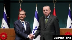 El presidente turco Tayyip Erdogan y su homólogo israelí Isaac Herzog se dan la mano durante una conferencia de prensa conjunta en Ankara, Turquía, el 9 de marzo de 2022. Oficina de Prensa Presidencial/Folleto vía REUTERS