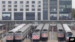 Beberapa kereta tampak terparkir di stasiun kereta Caltrain di San Francisco, pada 16 Oktober 2019. (Foto: AP/Jeff Chiu) 