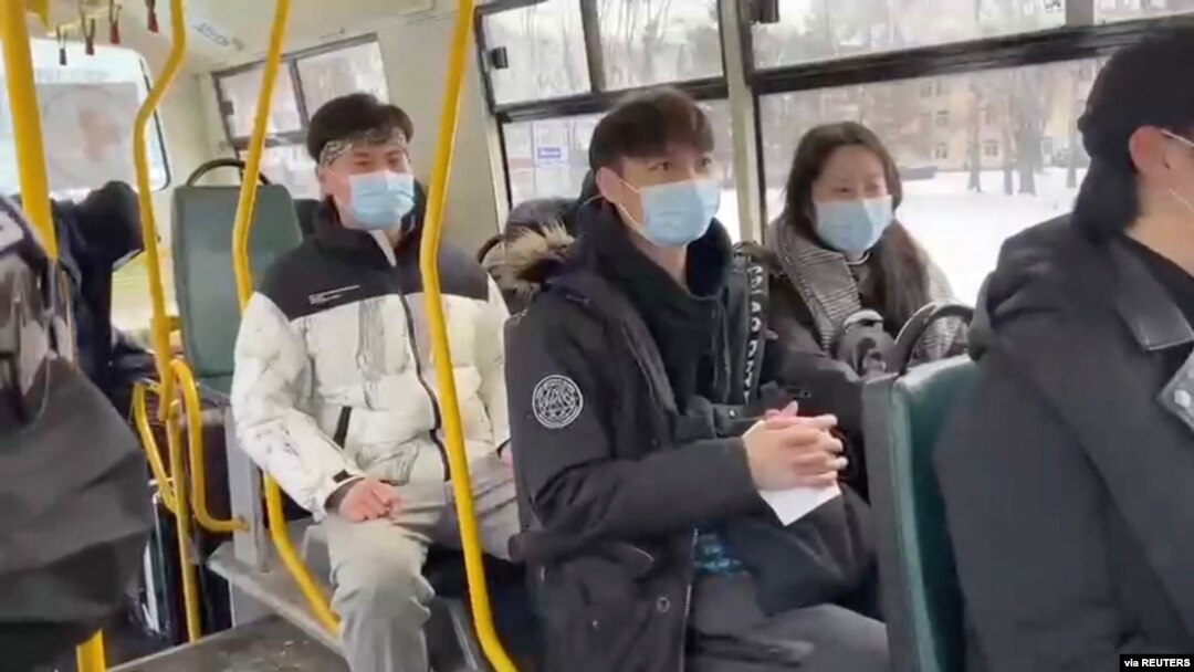 Người dân được đưa ra khỏi vùng chiến sự.