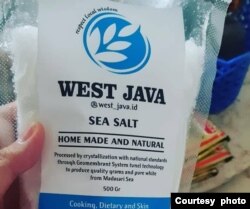 Wiwin menunjukkan garam kristal "West Java" yang diperoleh dari petani garam (foto: courtesy).