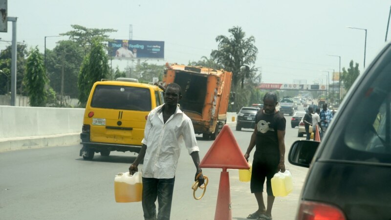 Suppression des subventions sur le carburant : des Nigérians réduisent leurs jours de travail
