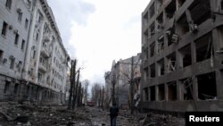 8일 우크라이나 하르키우에서 러시아의 포격으로 부서진 건물들.