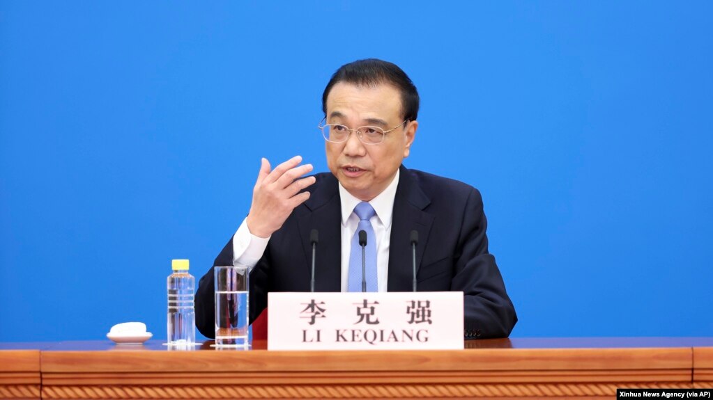 中国总理李克强在北京人大会堂全国人大会议闭幕后举行的记者会上讲话的照片。（2022年3月11日）(photo:VOA)