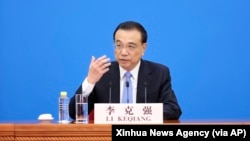 中國總理李克強在北京人大會堂全國人大會議閉幕後舉行的記者會上講話的照片。（2022年3月11日）