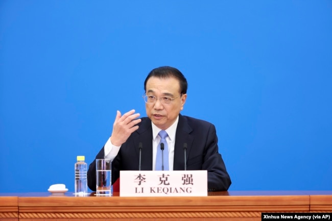 中国总理李克强在北京人大会堂全国人大会议闭幕后举行的记者会上讲话。(2022年3月11日)