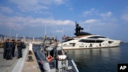 Du thuyền "Lady M" của tỉ phú Nga Alexei Mordashov đậu tại cảng Hoàng gia Ý ngày 5/3/2022 bị Ý tịch thu.