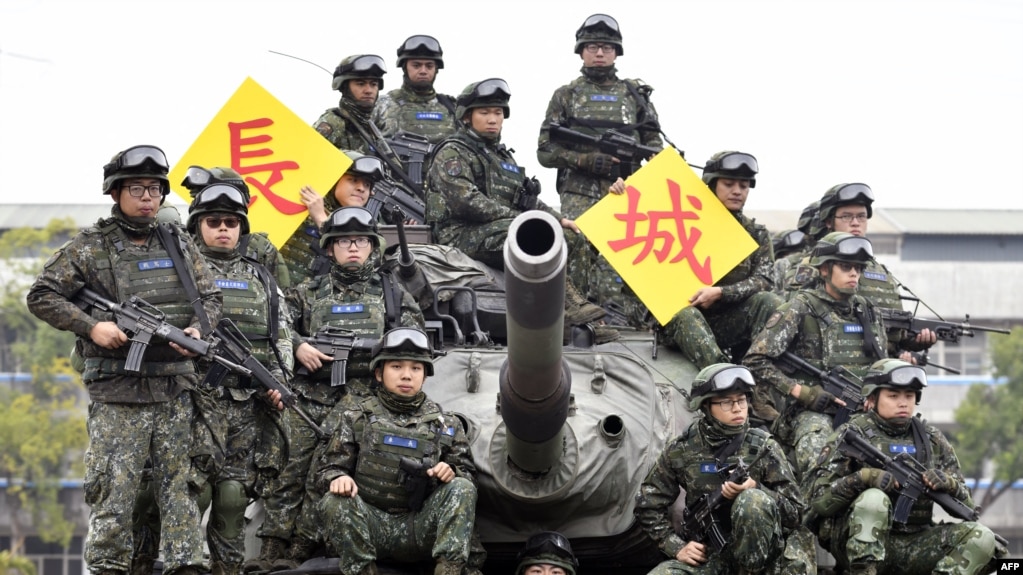 资料照：台湾陆军士兵在一次实弹演习后在美制M60-A3坦克上拍照。（2019年1月17日）(photo:VOA)