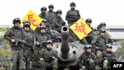 资料照：台湾陆军士兵在一次实弹演习后在美制M60-A3坦克上拍照。（2019年1月17日）