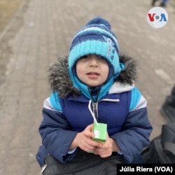 Zaid ha llegado a Medyka con su padre y sus hermanos. Sonríe cuando los voluntarios le ofrecen alimentos.