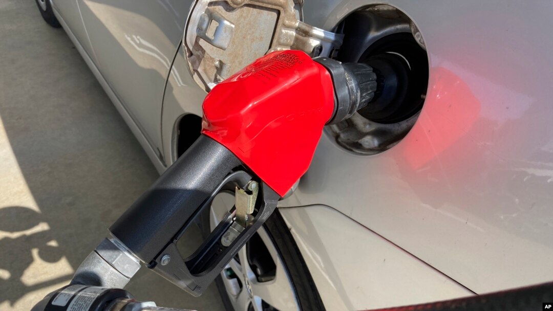 Sebuah mobil di sebuah pompa bensin, Jumat, 21 Januari 2022, di Miami Utara, Florida. (Foto: AP)