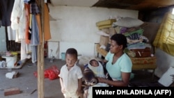Família desalojada depois de autoridades demolirem a sua barraca no Soweto (foto de arquivo)