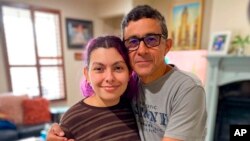 ভেনেজুয়েলায় কারাবন্দী ছয় তেল নির্বাহীর একজন গুস্তাভো কার্ডেনাস। হিউস্টনের বাড়িতে কন্যা মারিয়ার সঙ্গে। মার্চ ৯ ২০২২। (ছবি- মারিয়া এলেনা কার্ডেনাস/ এপি) 