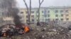 На фото: Атомобілі та будівля лікарні, зруйновані внаслідок авіаційного удару під час вторгнення Росії в Україну