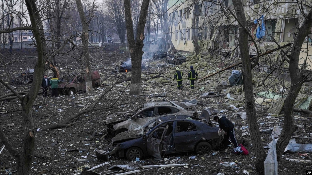 Pripadnici ukrajinskih službi za hitno reagovanje ispred porodilišta oštećenog u bombardovaju, u Mariupolju, Ukrajina, 9. marta 2022.