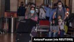 WNI yang dievakuasi dari Ukraina tiba di Bandara Internasional Soekarno-Hatta, 3 Maret 2022. (Foto: Antara/Fauzan via REUTERS)