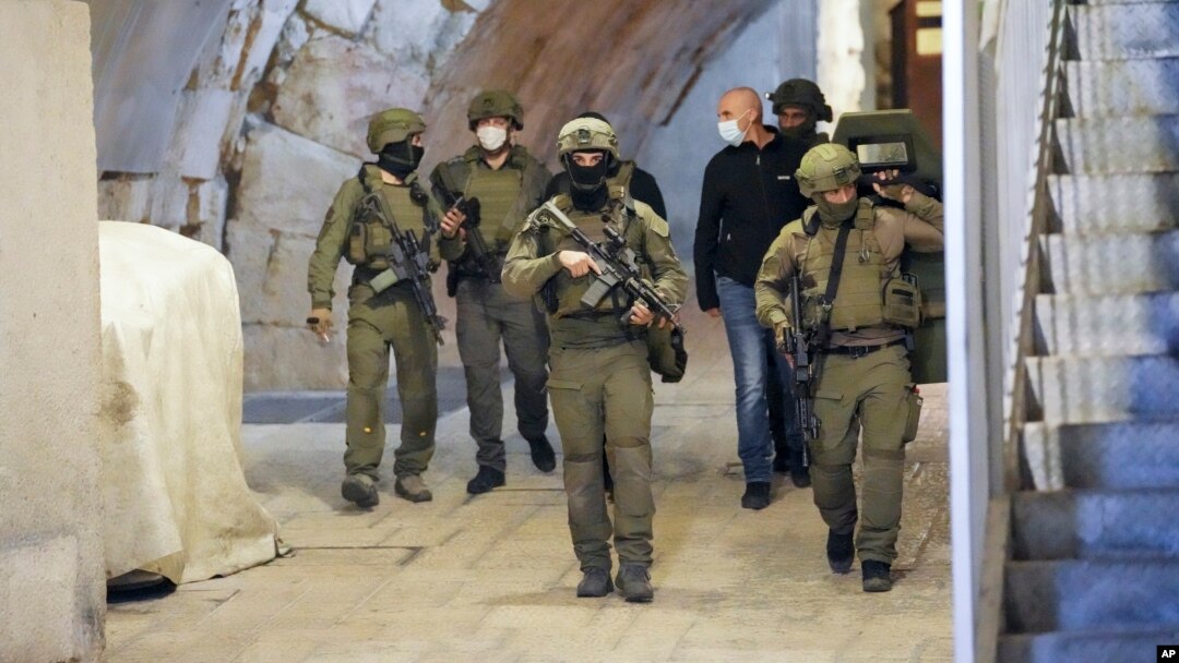 Pripadnici izraelskih bezbednosnih snaga paroliraju nedaleko od mesta napada nožem u Starom gradu u Jerusalimu, 7. marta 2022.
