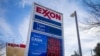 在美國華盛頓特區，一個標誌顯示了一個加油站外的汽油價格（2022年3月8日）。