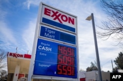 지난 8일 미국 워싱턴 D.C. 시내 주유소에 일반 휘발유 가격이 갤런당 4달러 69센트로 게시돼 있다. (자료사진)