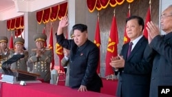 Lãnh đạo Triều Tiên Kim Jong Un (giữa) và ông Lưu Vân Sơn, chính khách cao cấp của Đảng Cộng sản Trung Quốc (thứ hai, bên phải) trong một buổi lễ đánh dấu kỷ niệm lần thứ 70 của đảng cầm quyền Bắc Triều Tiên, Bình Nhưỡng.