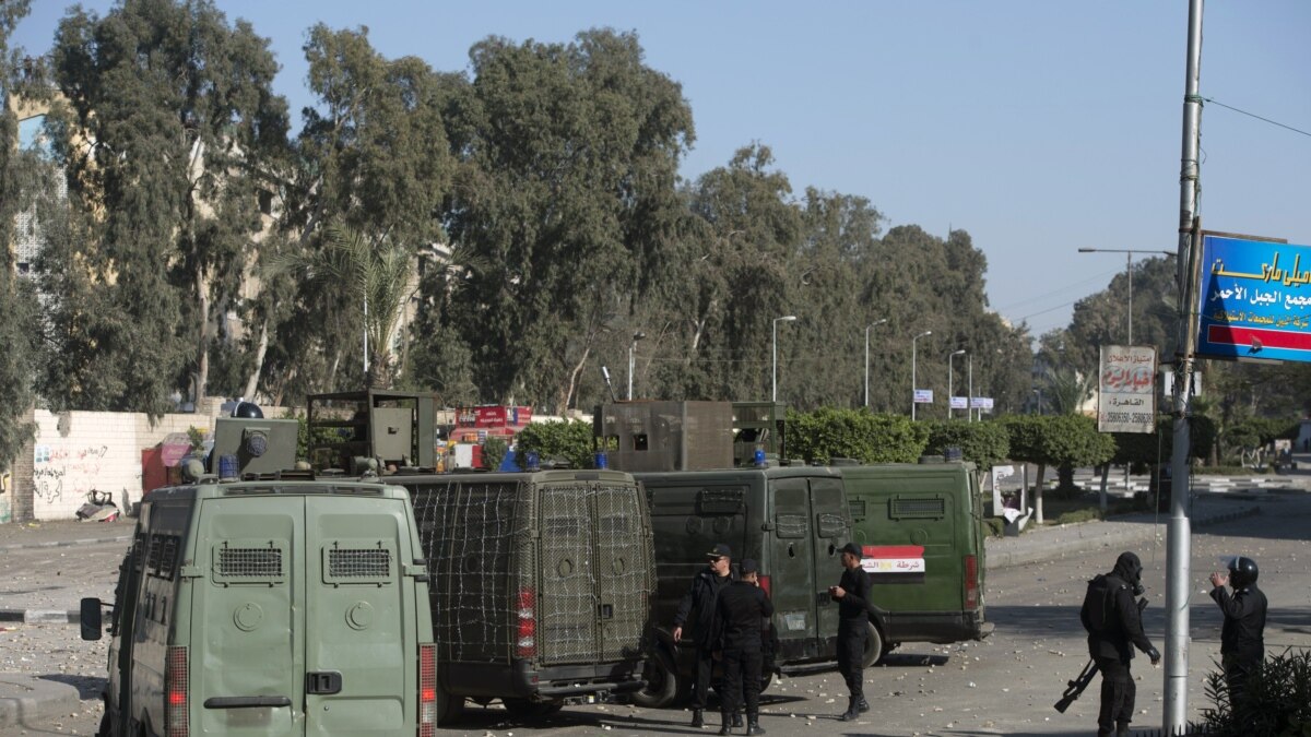 Anti-government Protesters Clash With Police in Cairo