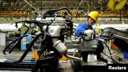 지난 3월 중국 산동성 칭다오시 자동차 생산공장의 근로자가 조립 작업을 하고 있다. (자료사진)
