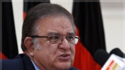 عبدالرحیم وردک وزیر دفاع افغانستان در نمایشگاه ابزار و تسلیحات ارتش در کابل. ۱۸ اکتبر ۲۰۱۱