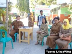 Guru-guru SDN Negeri 3 Palu, Sulawesi Tengah yang telah kembali beraktivitas pasca gempa pada Senin, 8 Oktober 2018. (Foto: VOA/Yoanes Litha)