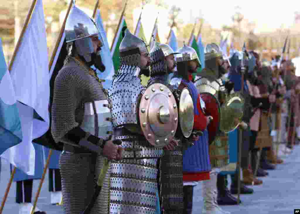 این صحنه یک فیلم تاریخی نیست. در حاشیه دیدار رئیس جمهوری کرواسی از آنکارا، سربازان ترکیه در این لباس ها ظاهر شدند.