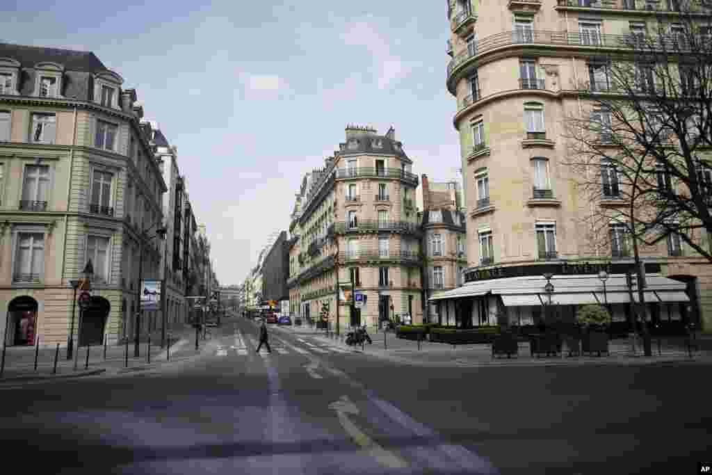 قدم زدن مردی در خیابان&zwnj;های متروکه در پاریس، فرانسه
