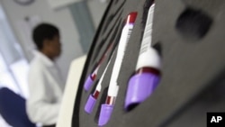 Teste de sangue em White River Junction, África do Sul. O centro é parcialmente fundado pelo PEPFAR.