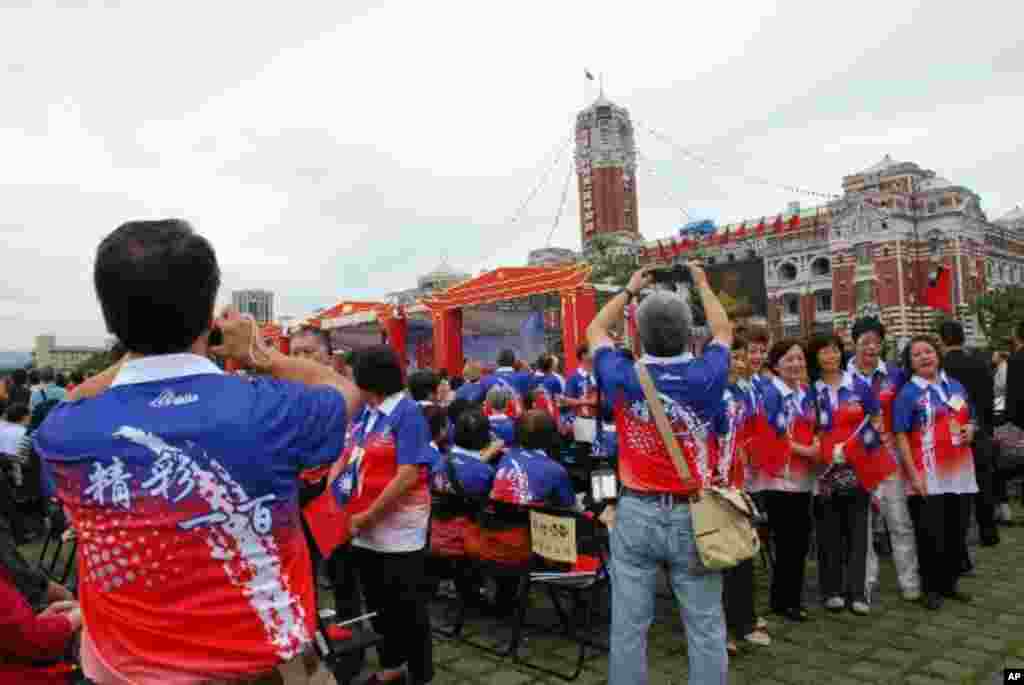 海外華僑穿上印有慶祝中華民國百周年字樣的衣服參加國慶大會