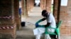 Um funcionário de saúde usa equipamento de protecção no centro de tratamento em Bikoro, na República Democrática do Congo. 13 de Maio 2018 Democratic Republic of Congo, May 13, 2018.