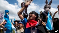 Para pengunjuk rasa berkumpul di Alun-alun Konstitusi di Guatemala City untuk memprotes Presiden Guatemala Jimmy Morales dan mendukung pemberantasan korupsi, 20 September 2018.