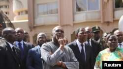 Photo d’archives : Le Président du Burkina Faso Roch Marc Christian Kaboré (centre) et son homologue du Bénin Thomas Boni Yayi sur les lieux de l'attaque contre l’Hôtel Splendid de Ouagadougou, le 18 janvier 2016.