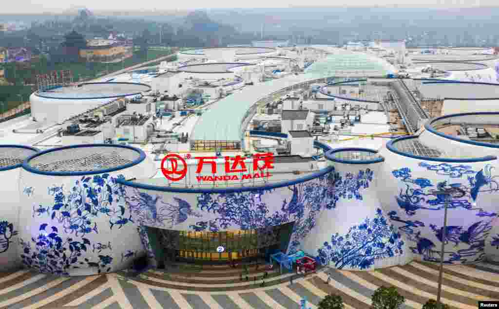 Dinding bangunan mall artistik &#39;Wanda&#39; yang dihiasi porselen biru dan putih di kota Nanchang, Jiangxi, China.