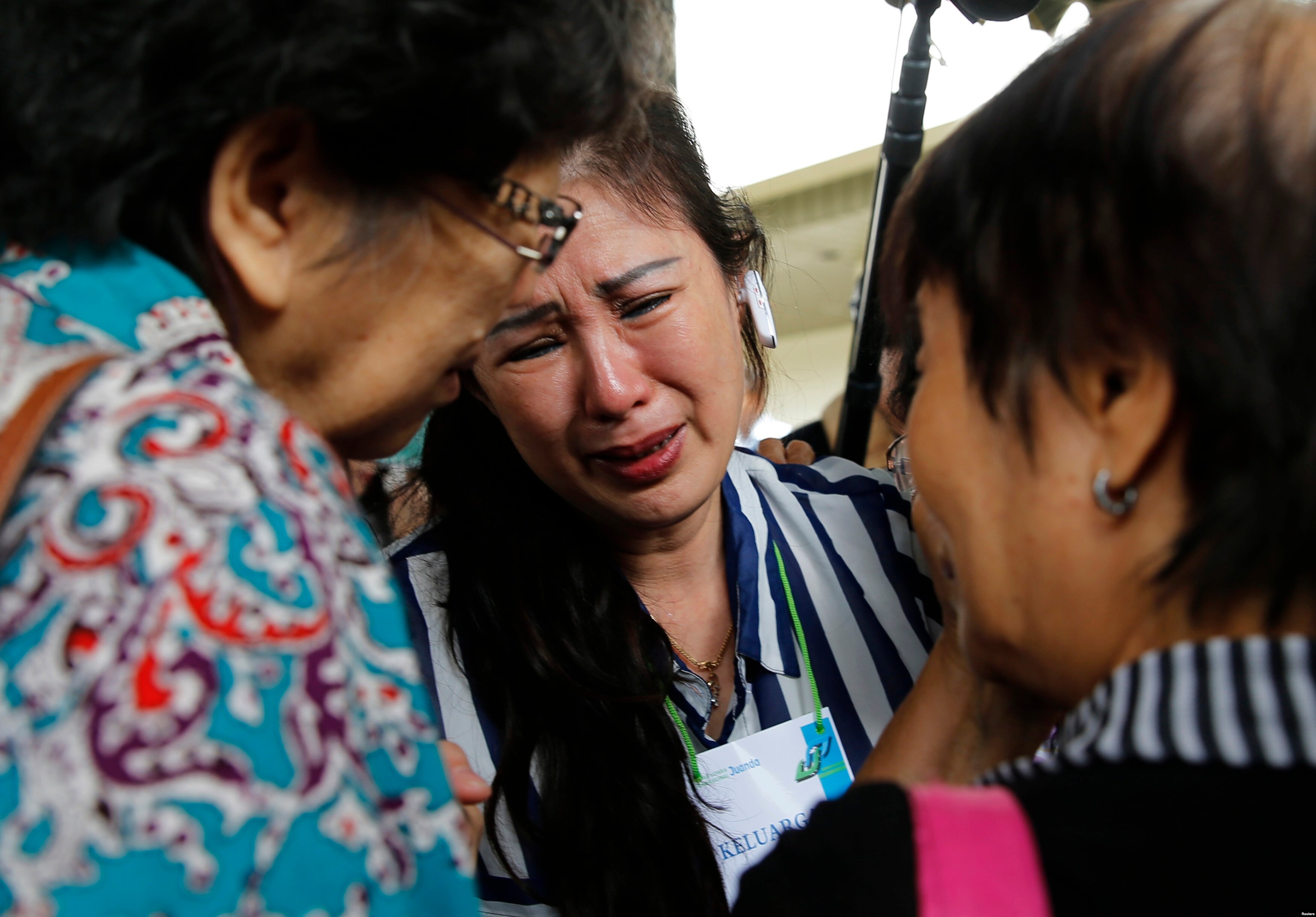 Air Asia QZ8501- Bad Weather Hampering Search, 3 more bodies found ...