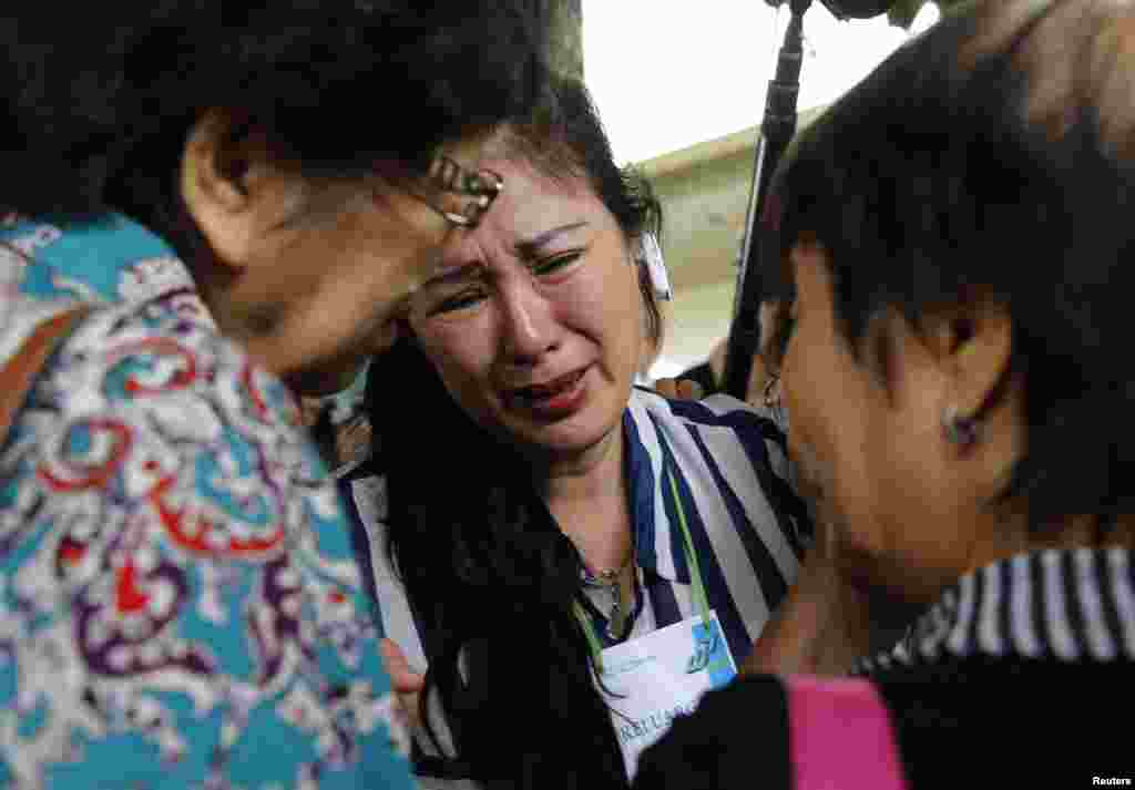 Thân nhân của các hành khách trên chuyến bay AirAsia QZ8501 bật khóc trong lúc chờ đợi tin tức tại&nbsp; sân bay quốc tế Juanda ở Surabaya, ngày 29/12/2014.