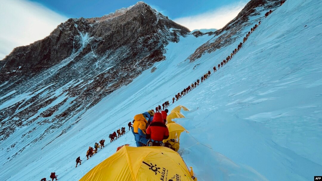 Ova fotografija snimljena 31. maja 2021. prikazuje planinare poredane dok se penju uz padinu tokom uspona na vrh Mount Everesta (8.848,86 metara), u Nepalu. (Fotografija Lakpa SHERPA / AFP)