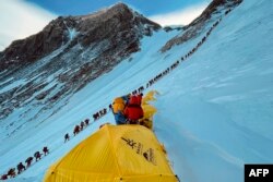 Pendaki gunung berbaris mengantre saat perjalanan menuju puncak Gunung Everest di Nepal. (Foto: Lakpa SHERPA/AFP)
