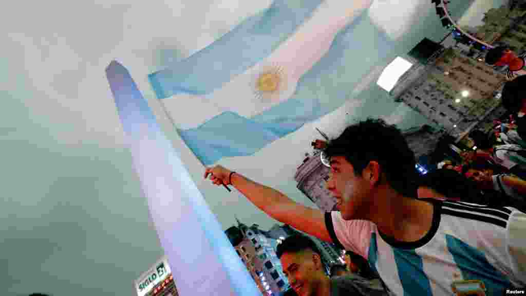 Un hincha argentino&nbsp;celebra frente al Obelisco de Buenos Aires, Argentina, la clasificación de su equipo a las Semifinales de la Copa del Mundo, el 9 de diciembre de 2022.