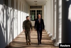 El presidente de EEUU Joee Biden, y el presidente de Ucrania, Volodymyr Zelenskyy, caminan por la columnata hasta la Oficina Oval de la Casa Blanca en Washington, el 21 de diciembre de 2022.
