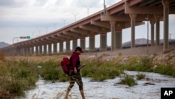 Un migrante ecuatoriano cruza el río Bravo (Grande) hacia El Paso, Texas, el domingo 18 de diciembre de 2022, desde Ciudad Juárez, México. (AP Foto/Andrés Leighton)