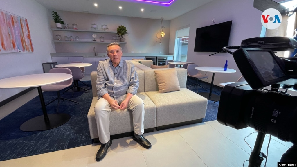 El expresidente de Ecuador, Jamil Mahuad, durante la entrevista con la Voz de América en Miami, con motivo de la presentación de su libro "Así dolarizamos al Ecuador". [Foto: Antoni Belchi / VOA]