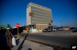 L'ambassade des États-Unis se tient le jour de sa réouverture pour les visas et les services consulaires à La Havane, Cuba, le 4 janvier 2023. (AP Photo/Ismael Francisco)