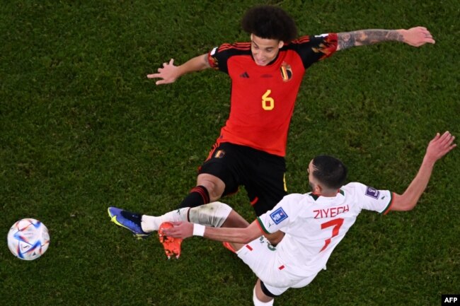 El mediocampista belga Axel Witsel lucha por el balón con el mediocampista marroquí Hakim Ziyech durante el partido de fútbol del Grupo F de la Copa Mundial Qatar 2022 entre Bélgica y Marruecos en el Estadio Al-Thumama en Doha, el 27 de noviembre de 2022.