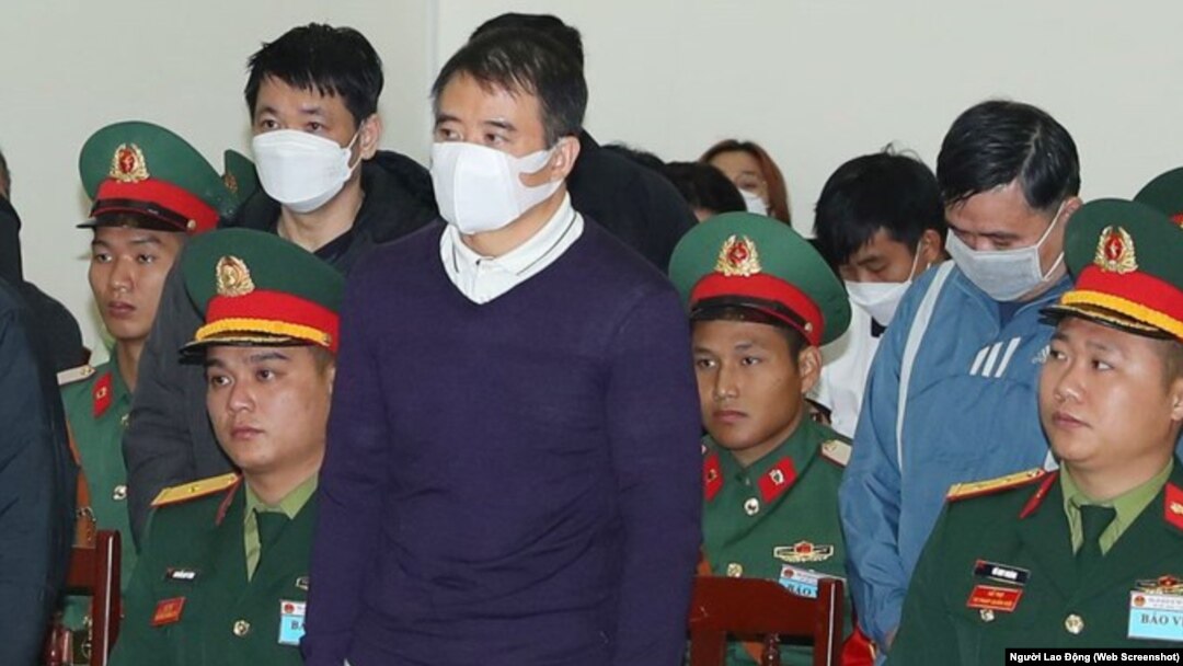 Ông Nguyễn Thế Anh, cựu đại tá và cựu chỉ huy trường Bộ đội Biên phòng tỉnh Kiên Giang, tại phiên toà phúc thẩm hôm 27/12 để kháng cáo bản án tù chung thân vì tội "nhận hối lộ" trong vụ bảo kê buôn lậu xăng dầu.